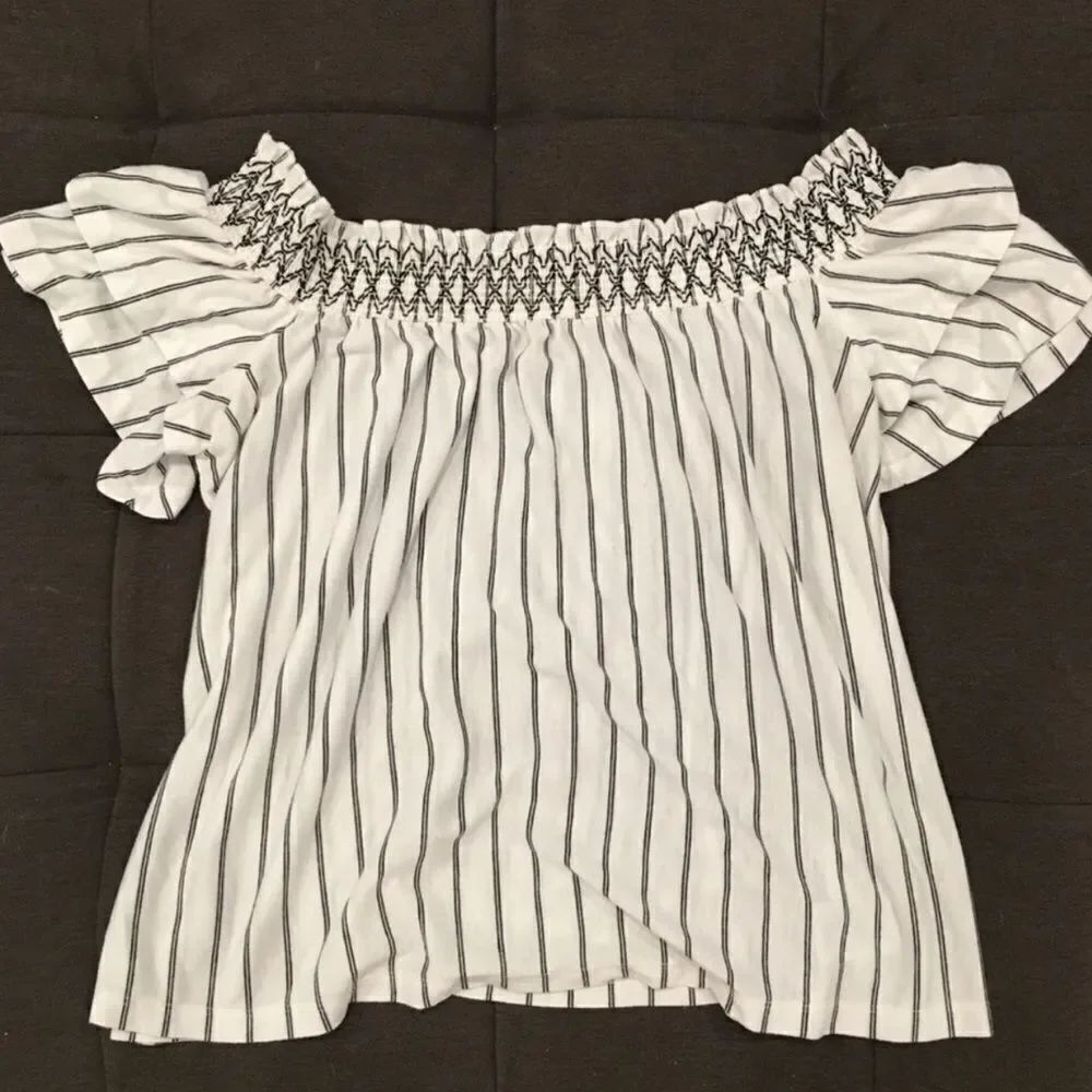 ✨ AEO Striped Off The Shoulder Crop Top ✨
